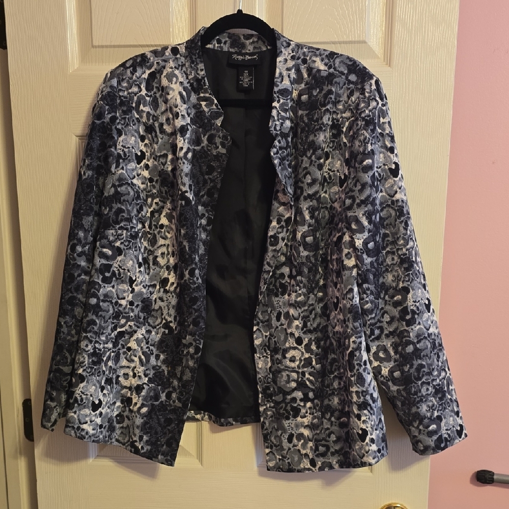 Maggie Barnes Women's Black and White Patterned Blazer‎